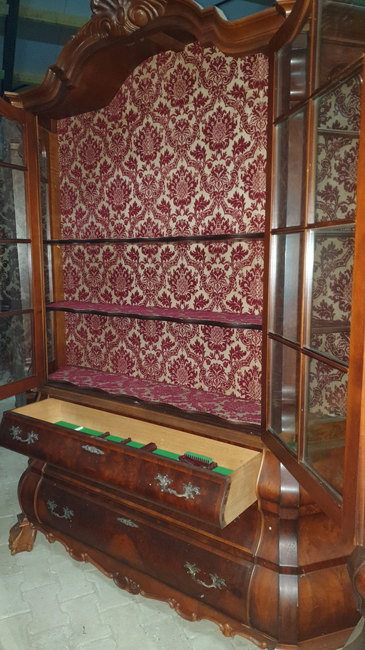 Armoire à panse baroque