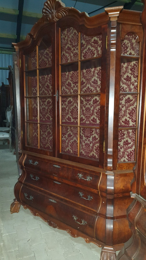 Armoire à panse baroque