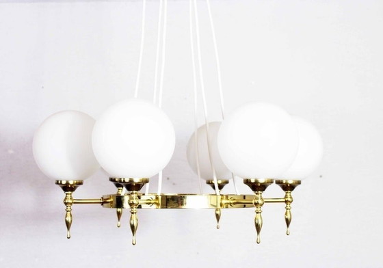 Image 1 of Lustre Vintage Mid Century en laiton et boules d'opaline