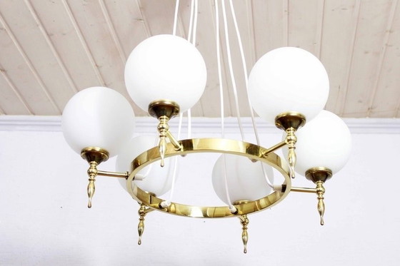 Image 1 of Lustre Vintage Mid Century en laiton et boules d'opaline