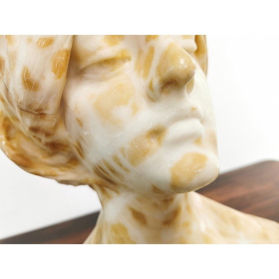 Image 1 of Sculpture vintage en marbre d'albâtre représentant une femme