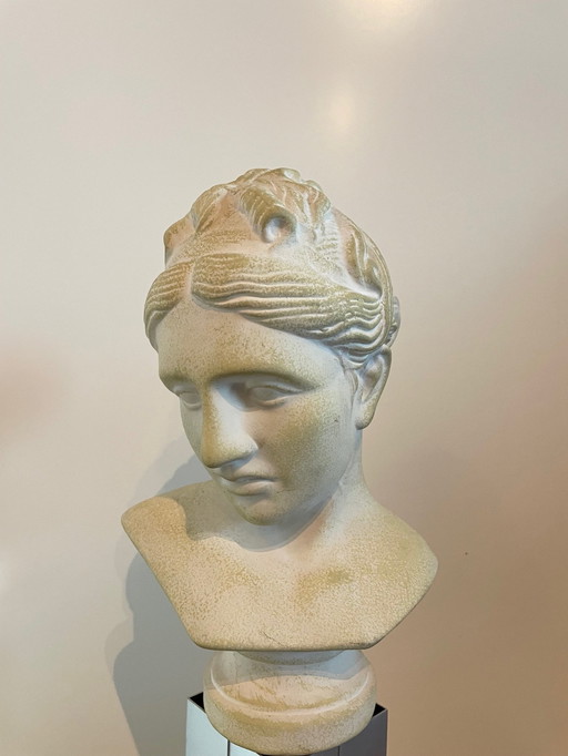 Statue, tête de jeune femme