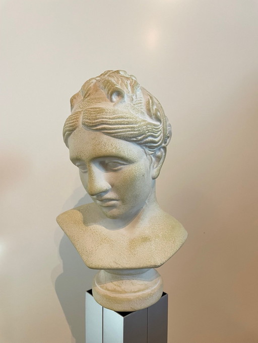 Statue, tête de jeune femme