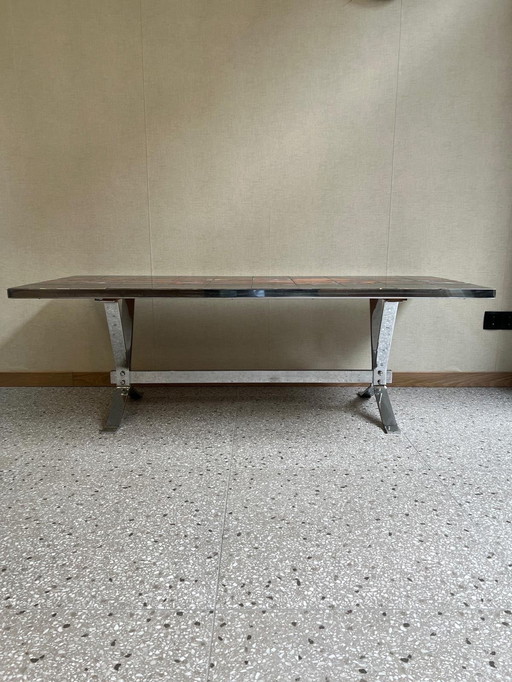 Table basse avec scène en céramique dans un cadre et une base chromés