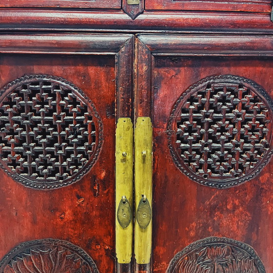 Image 1 of Authentique armoire chinoise avec sculptures artisanales