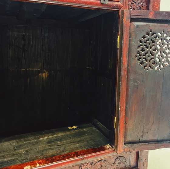 Image 1 of Authentique armoire chinoise avec sculptures artisanales