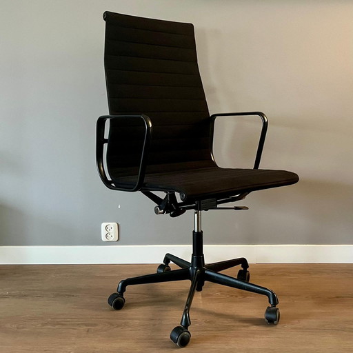 1X Vitra Ea119 Avec base pivotante, cadre noir, revêtement Hopsak noir