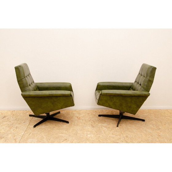 Image 1 of Paire de fauteuils pivotants vintage en aluminium et simili cuir vert pour Up Zavody, Tchécoslovaquie 1970
