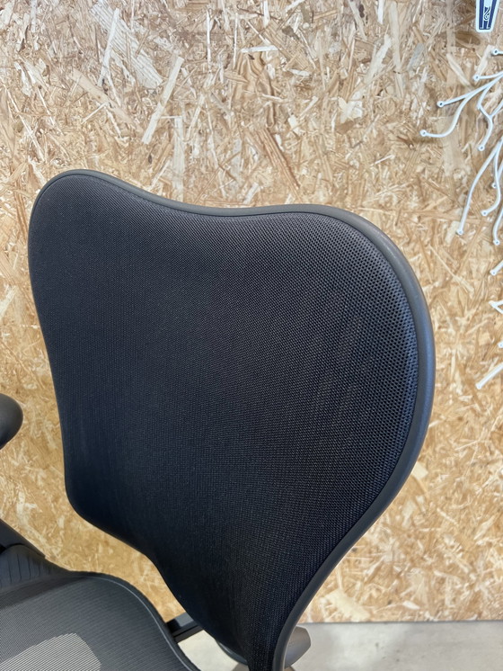 Image 1 of 2X chaises pivotantes Herman Miller Mirra 2