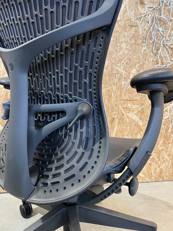 Image 1 of 2X chaises pivotantes Herman Miller Mirra 2