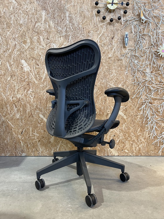 Image 1 of 2X chaises pivotantes Herman Miller Mirra 2