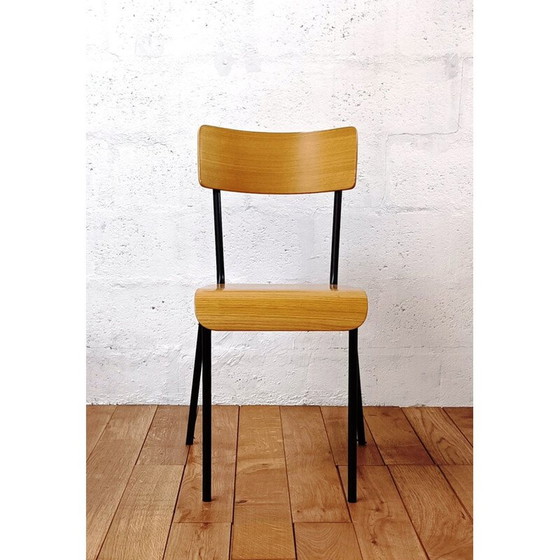 Image 1 of Chaise d'écolier vintage en bois et base en métal noir