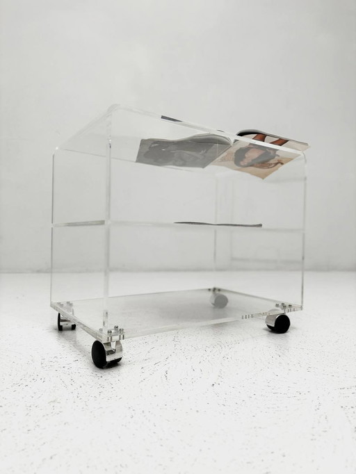 Space Age Petite table d'appoint en plexiglas sur roulettes