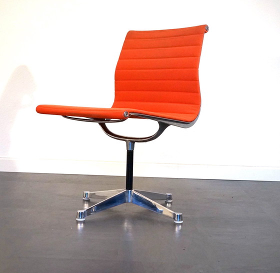 Image 1 of Chaise Vintage Ea106 Alu Par Ray & Charles Eames Pour Herman Miller