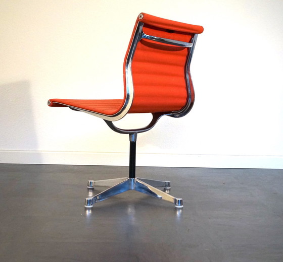 Image 1 of Chaise Vintage Ea106 Alu Par Ray & Charles Eames Pour Herman Miller