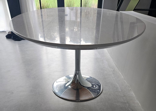 Table ovale avec pied chromé