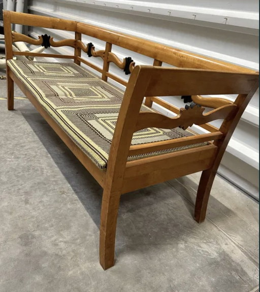 Banc en bois sculpté