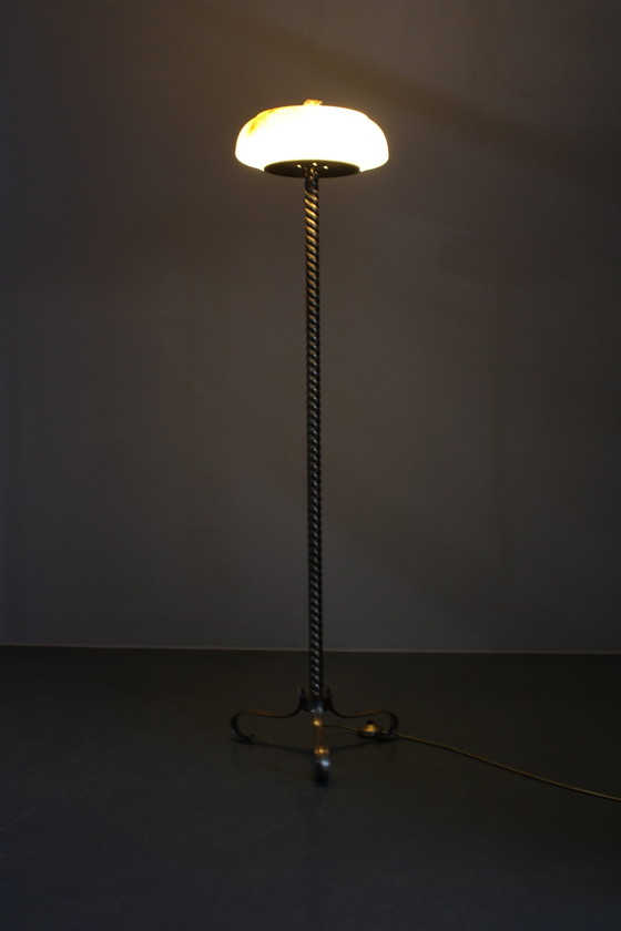 Image 1 of Lampadaire en laiton restauré 1940S avec abat-jour en verre
