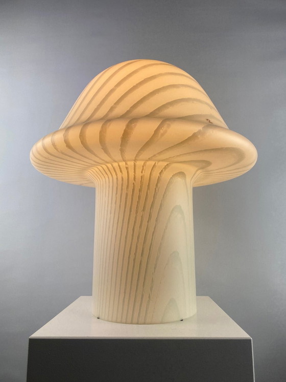 Image 1 of Énorme lampe de table à champignon en verre blanc Peill et Putzler Xxl 1970