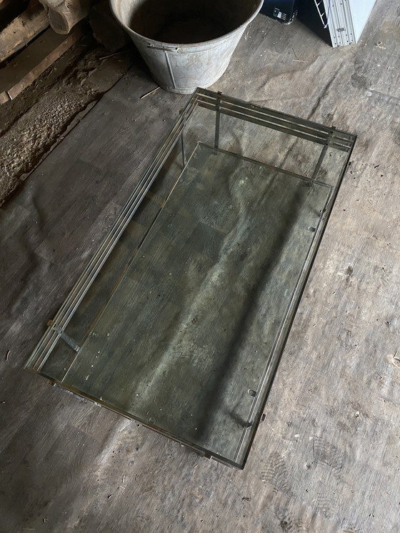 Image 1 of Table de salon en verre avec cadre en argent.