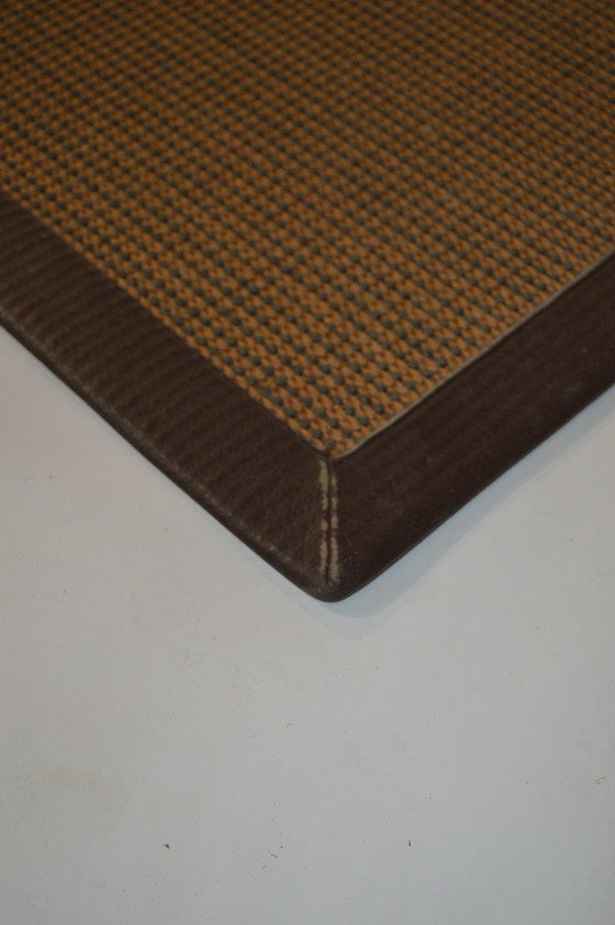 Image 1 of Tapis carré marron