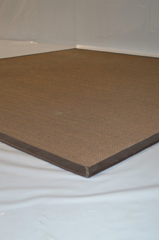 Tapis carré marron