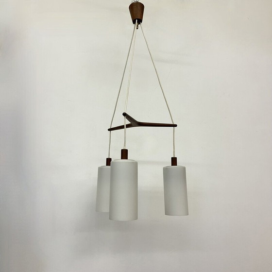 Image 1 of Lampe suspendue du milieu du siècle en teck et verre opalin, années 1970.