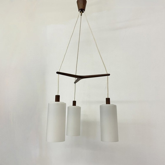 Image 1 of Lampe suspendue du milieu du siècle en teck et verre opalin, années 1970.