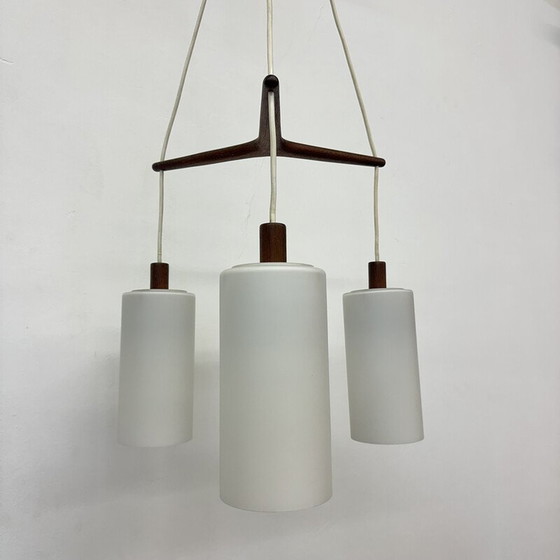 Image 1 of Lampe suspendue du milieu du siècle en teck et verre opalin, années 1970.