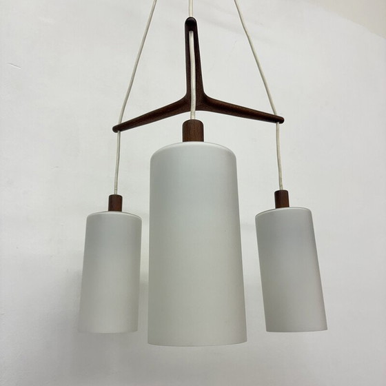 Image 1 of Lampe suspendue du milieu du siècle en teck et verre opalin, années 1970.