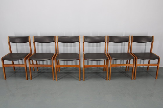 Image 1 of 1960S Ensemble de 6 chaises de salle à manger en teck et simili cuir, Danemark