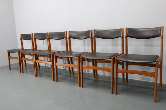 Image 1 of 1960S Ensemble de 6 chaises de salle à manger en teck et simili cuir, Danemark