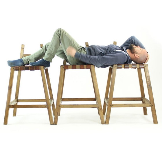 Image 1 of Tabourets de bar vintage en bois et cuir, Tchécoslovaquie années 1950