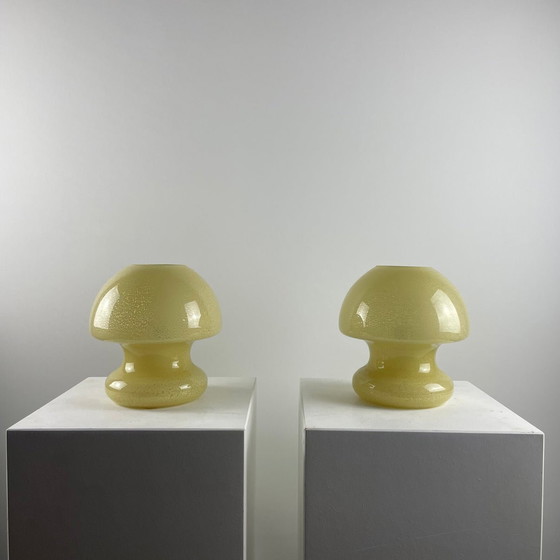 Image 1 of Paire de lampes de table à champignon en verre jaune par Doria Leuchten, 1970