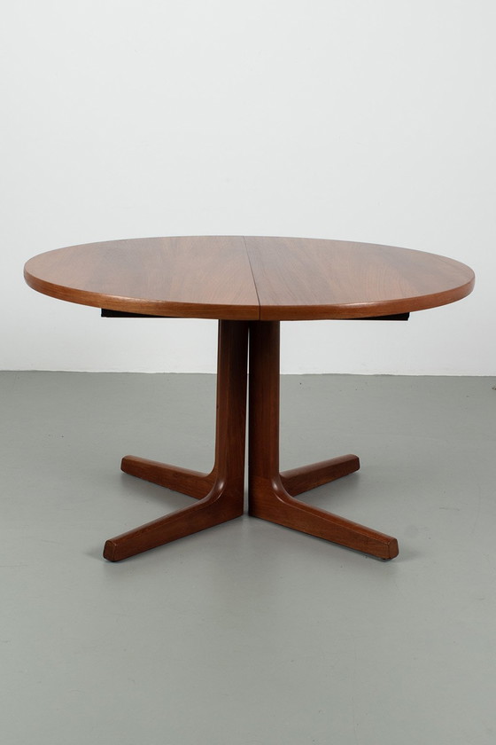 Image 1 of Table coulissante ronde/ovale en teck