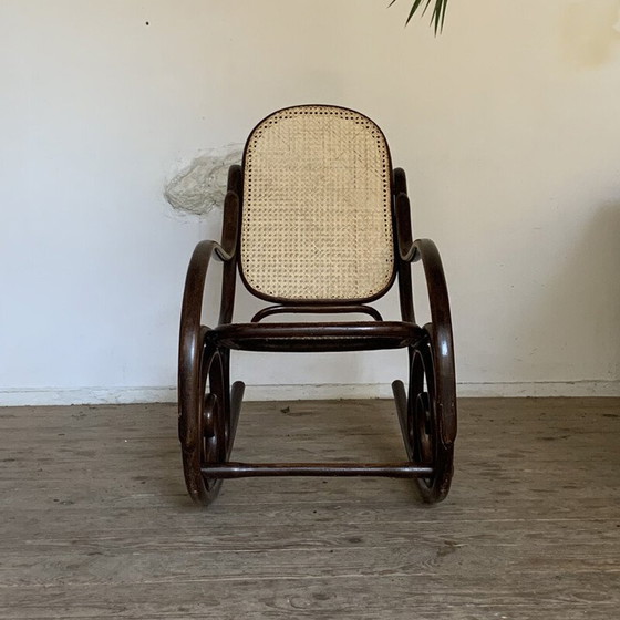 Image 1 of Fauteuil à bascule Thonet vintage en rotin
