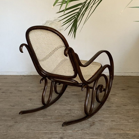 Image 1 of Fauteuil à bascule Thonet vintage en rotin