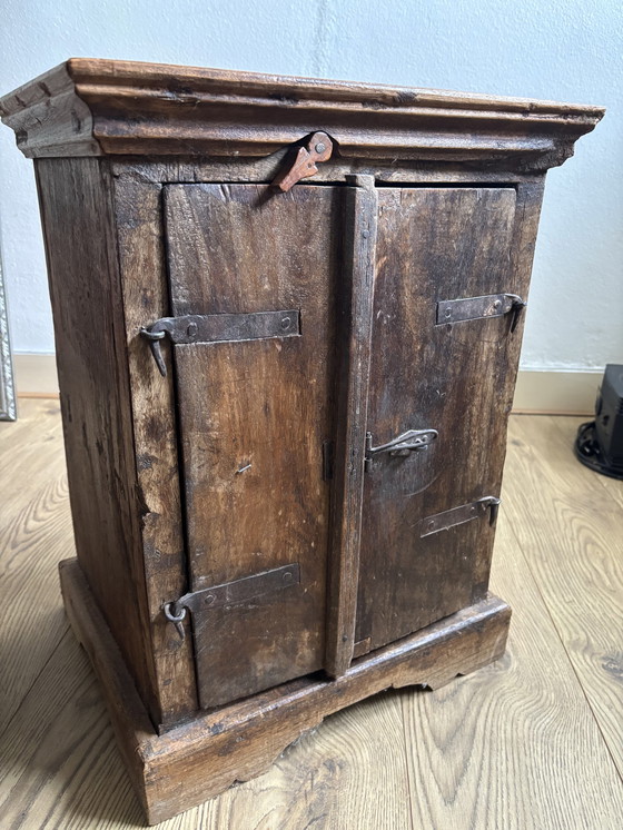 Image 1 of Charmantes armoires (de chevet) anciennes