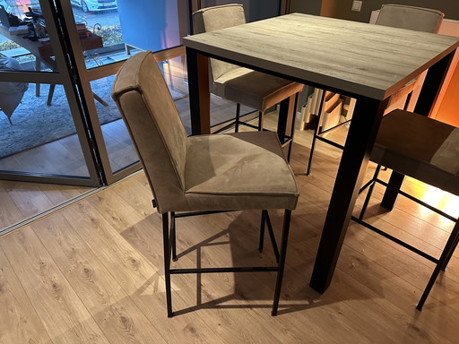 Table haute Goossens avec tabourets de bar en tissu