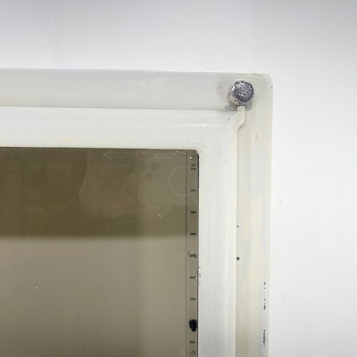 Armoire médicale vintage en fer et verre, Tchécoslovaquie
