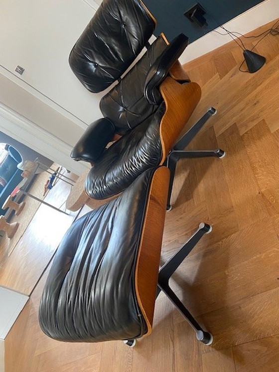 Image 1 of Chaise longue Eames + Ottoman par Herman Miller