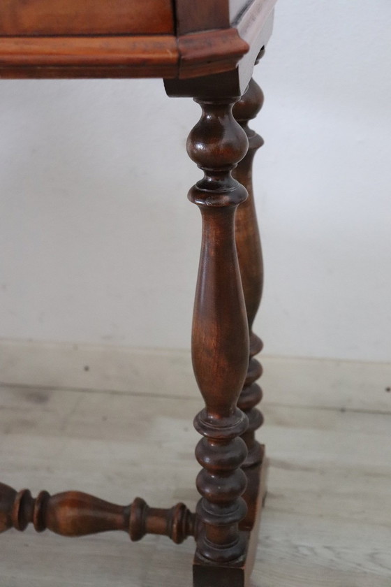 Image 1 of Table d'appoint ancienne en bois