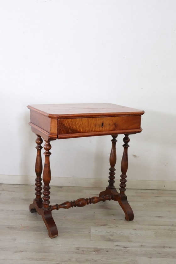 Image 1 of Table d'appoint ancienne en bois