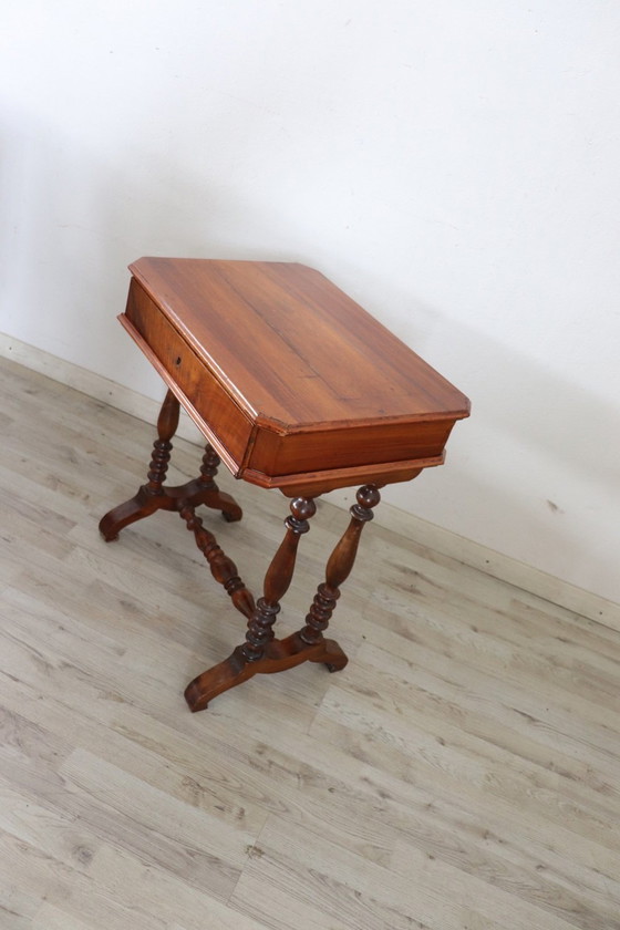 Image 1 of Table d'appoint ancienne en bois