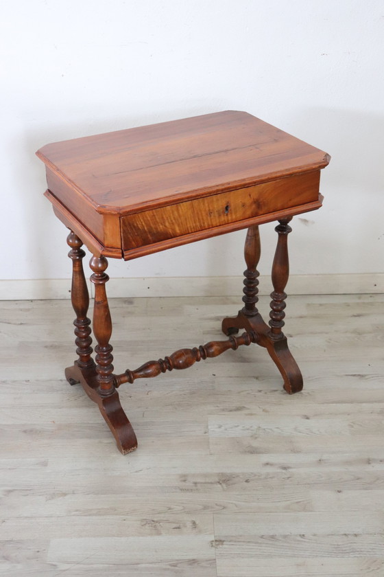 Image 1 of Table d'appoint ancienne en bois