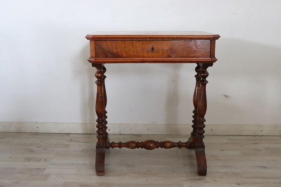 Image 1 of Table d'appoint ancienne en bois