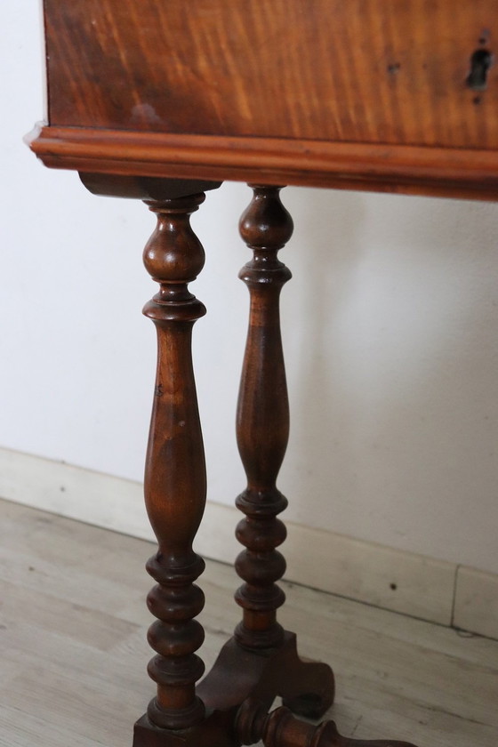 Image 1 of Table d'appoint ancienne en bois