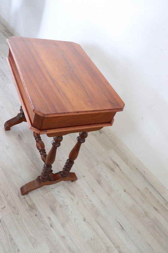 Image 1 of Table d'appoint ancienne en bois