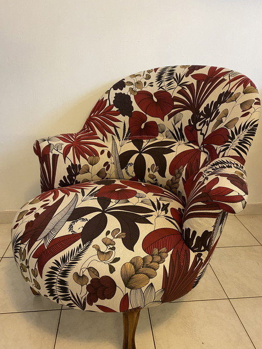 Fauteuil Ancien Crapaud Années 30 Refait Entièrement Avec Un Tissu Fleuri De Qualité Entouré Par Des Clous 