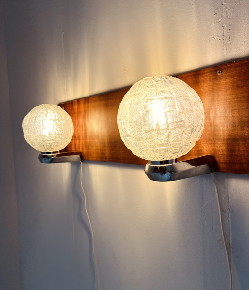 Lot de 2 appliques vintage en chrome et verre de cristal glacé années 60